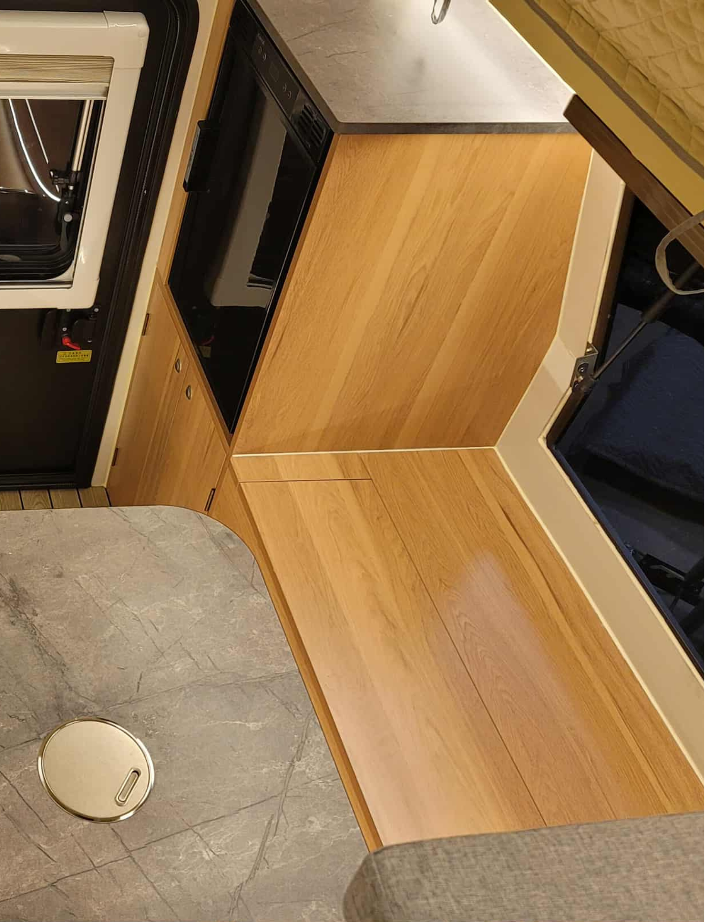 East / West Seating W / Slideout Storage