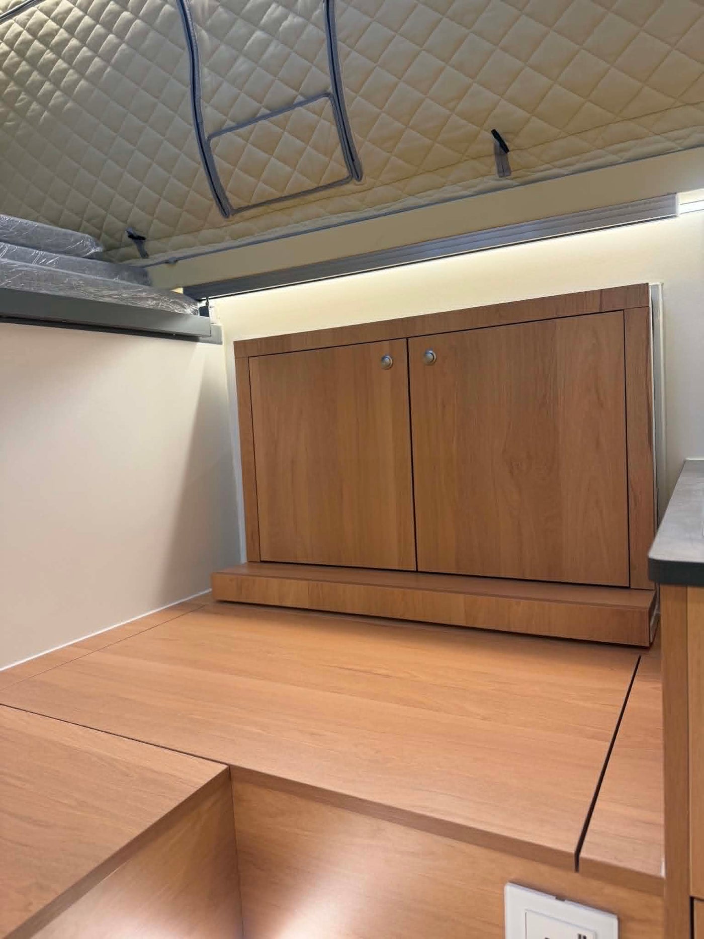 North / South Seating w / Slideout Storage