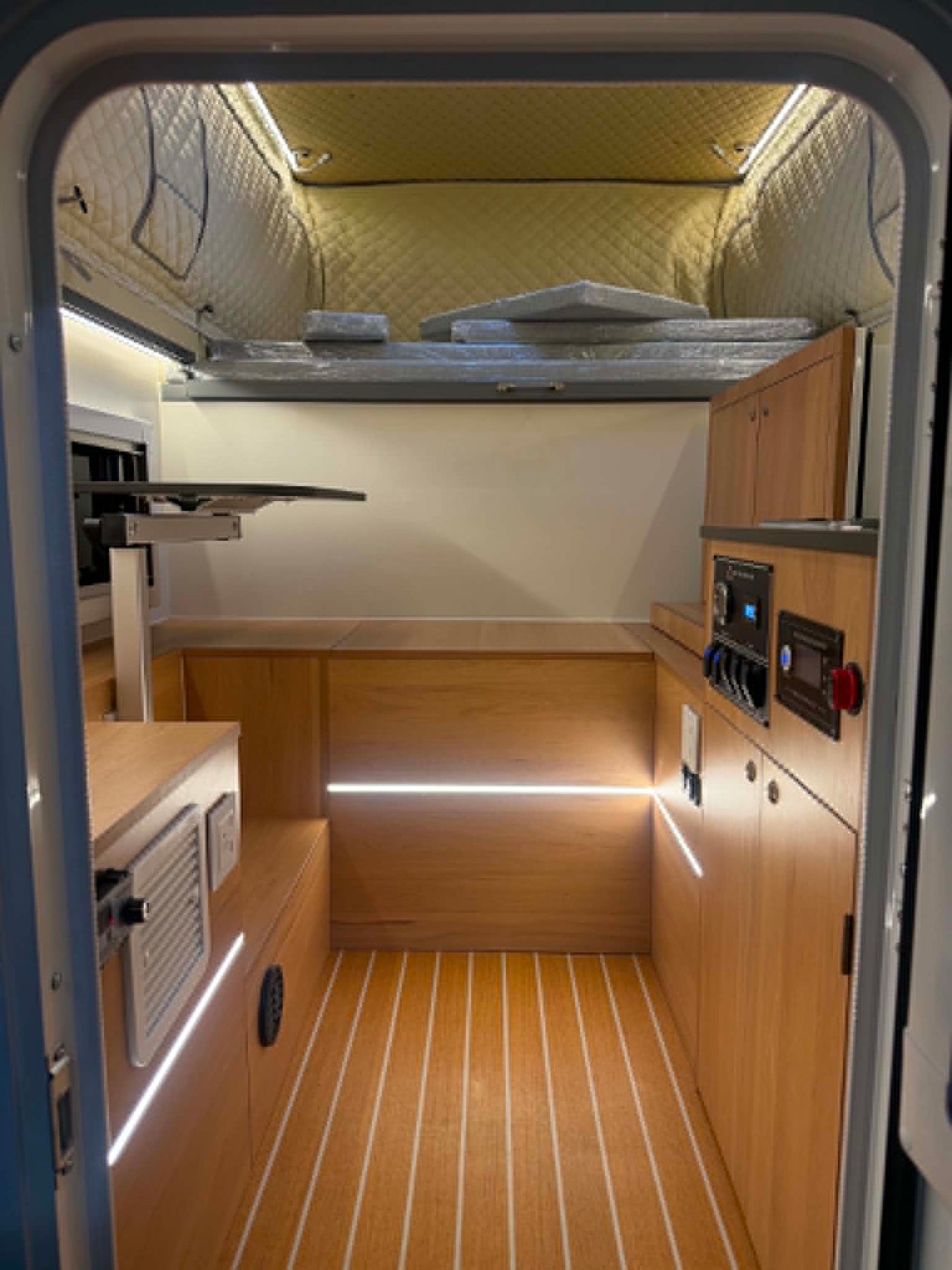 North / South Seating w / Slideout Storage