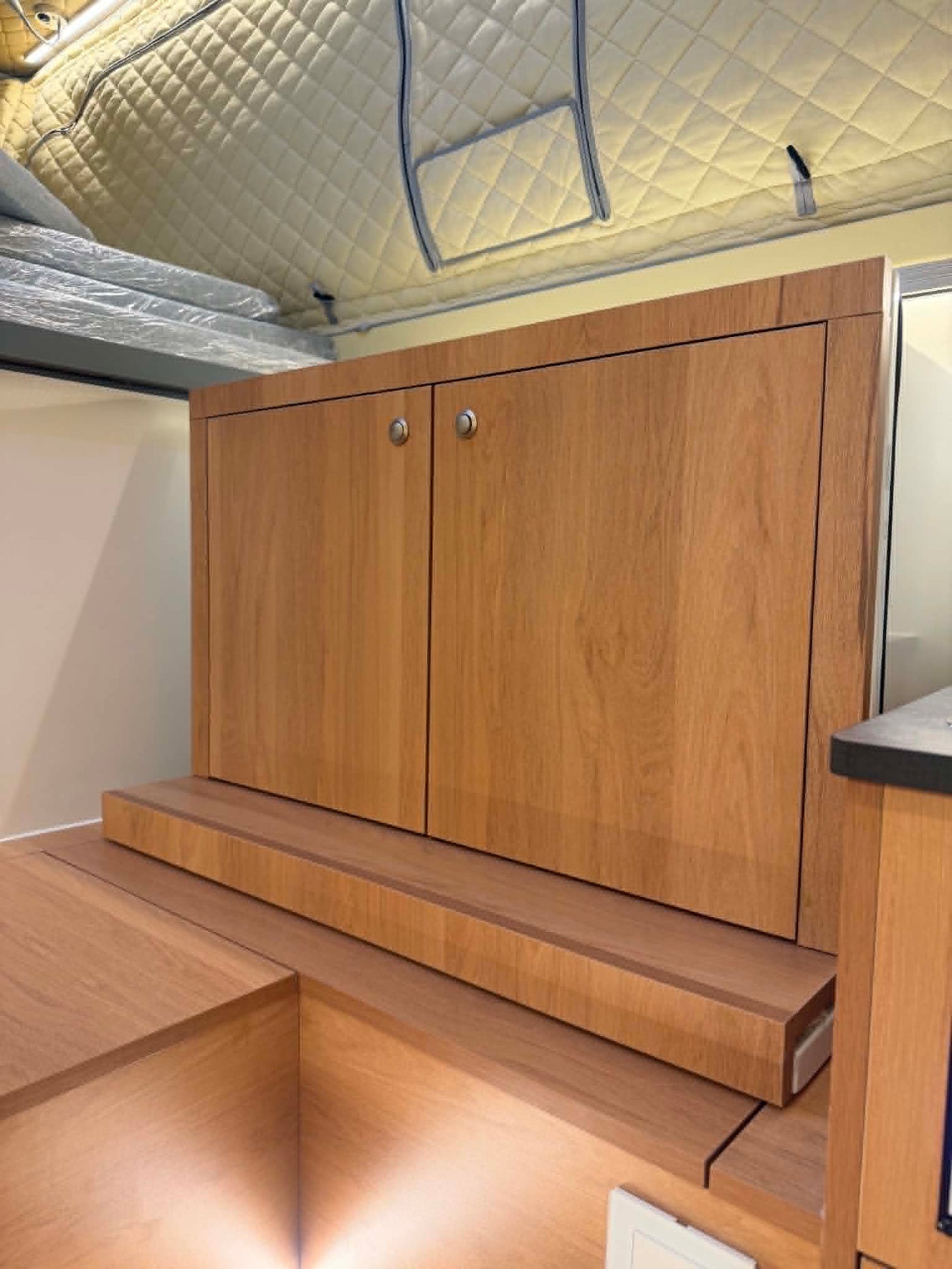 North / South Seating w / Slideout Storage